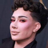 James Charles s'excuse de s'être moqué d'un employé de Spirit licencié, après avoir perdu 130 000 abonnés