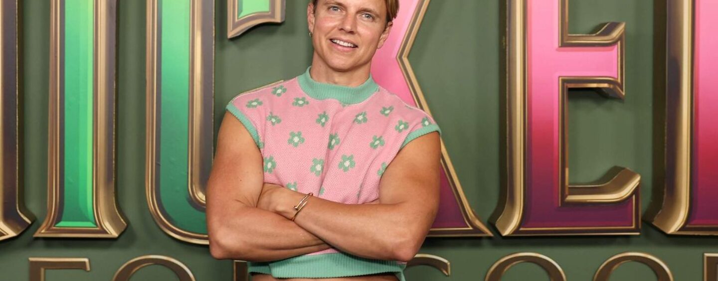 Courtney Act porte des sous-vêtements sexy Calvin Klein dans des photos virales torse nu