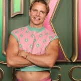 Courtney Act porte des sous-vêtements sexy Calvin Klein dans des photos virales torse nu