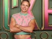 Courtney Act porte des sous-vêtements sexy Calvin Klein dans des photos virales torse nu