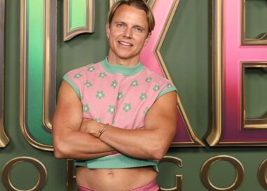 Courtney Act porte des sous-vêtements sexy Calvin Klein dans des photos virales torse nu