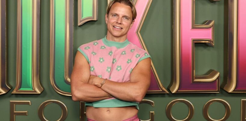 Courtney Act porte des sous-vêtements sexy Calvin Klein dans des photos virales torse nu