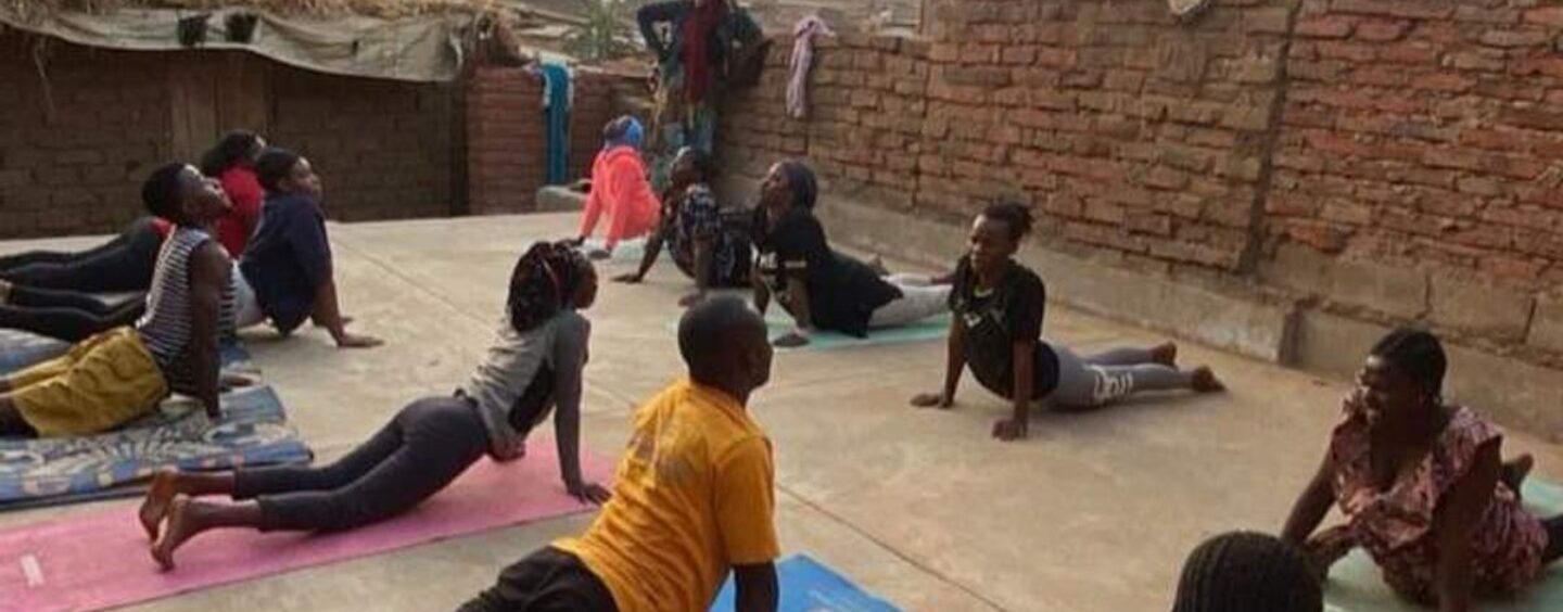 Comment une communauté de yoga dirigée par les queers aide les réfugiés à guérir et à se reconstruire