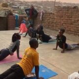 Comment une communauté de yoga dirigée par les queers aide les réfugiés à guérir et à se reconstruire