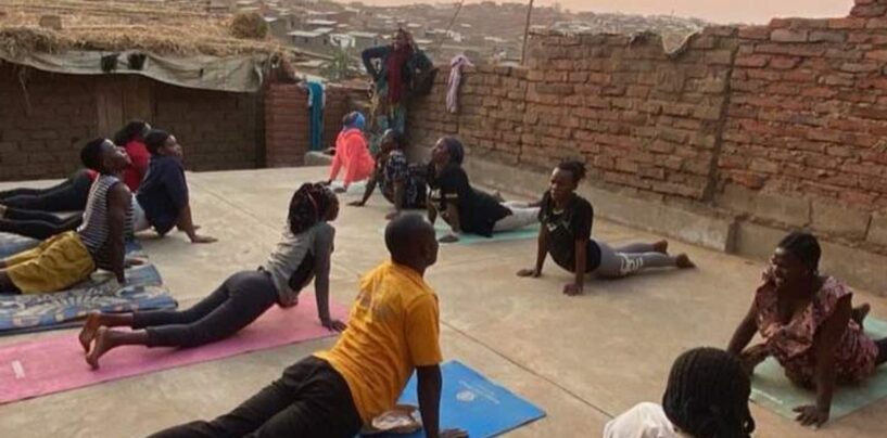 Comment une communauté de yoga dirigée par les queers aide les réfugiés à guérir et à se reconstruire