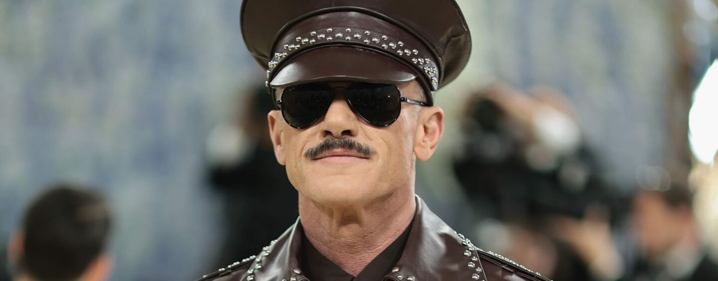 Luke Evans se déshabille jusqu'à ses sous-vêtements sur de nouvelles photos BTS du Met Gala