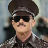 Luke Evans se déshabille jusqu'à ses sous-vêtements sur de nouvelles photos BTS du Met Gala