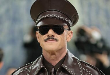 Luke Evans se déshabille jusqu'à ses sous-vêtements sur de nouvelles photos BTS du Met Gala
