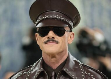 Luke Evans se déshabille jusqu'à ses sous-vêtements sur de nouvelles photos BTS du Met Gala