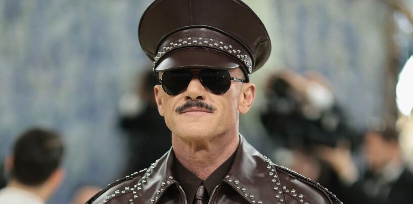 Luke Evans se déshabille jusqu'à ses sous-vêtements sur de nouvelles photos BTS du Met Gala