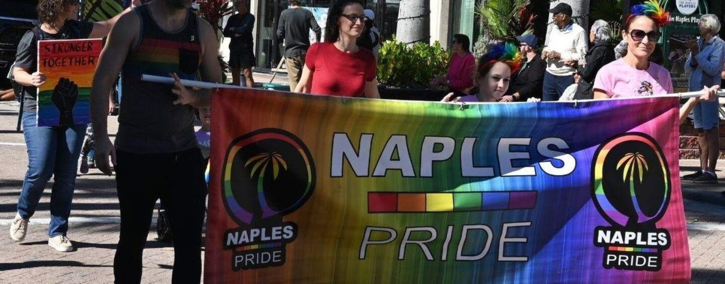 Un extrémiste anti-LGBTQ+ accusé d'avoir filmé des hommes utilisant les toilettes publiques lors de l'événement Florida Pride