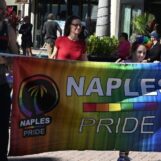 Un extrémiste anti-LGBTQ+ accusé d'avoir filmé des hommes utilisant les toilettes publiques lors de l'événement Florida Pride