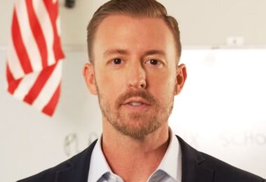 Un enseignant poursuivant l'Oklahoma affirme que Ryan Walters et les libéraux de TikTok l'ont terrorisé pendant des années