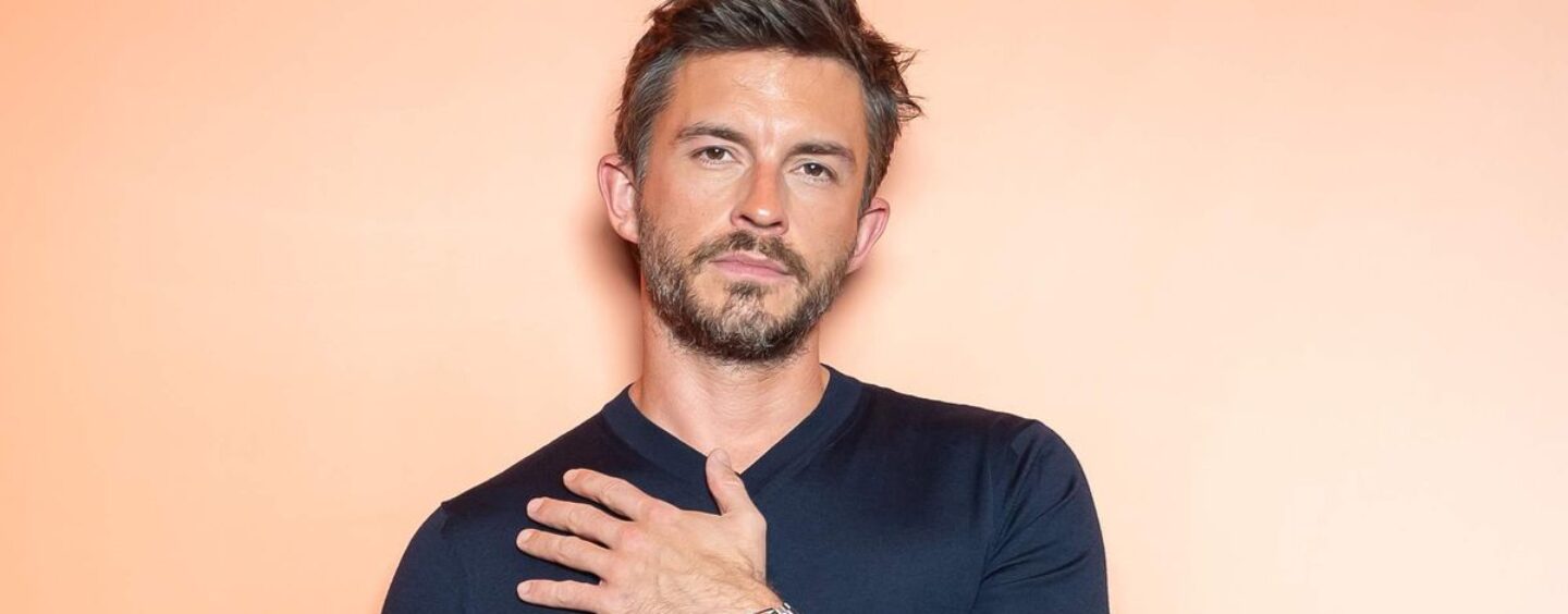 Jonathan Bailey fléchit ses muscles sexy dans un selfie viral au gymnase