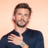 Jonathan Bailey fléchit ses muscles sexy dans un selfie viral au gymnase