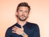 Jonathan Bailey fléchit ses muscles sexy dans un selfie viral au gymnase