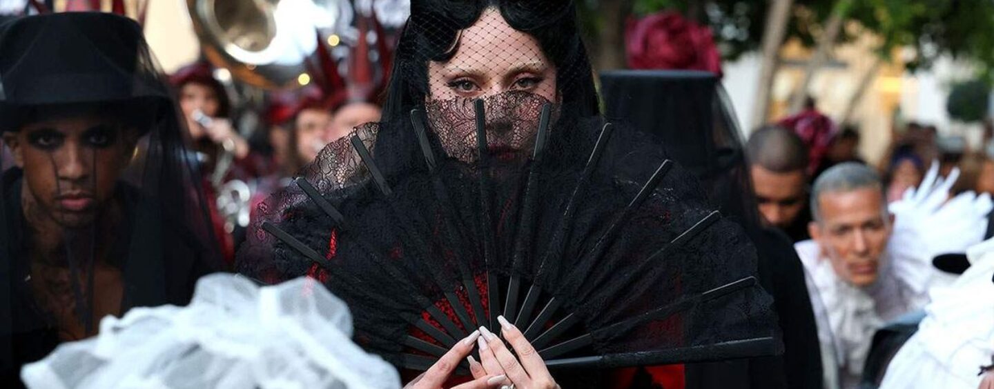 Lady Gaga surprend la projection de Mayhem Requiem avec un cortège funèbre