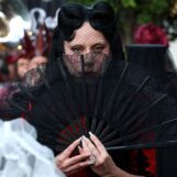 Lady Gaga surprend la projection de Mayhem Requiem avec un cortège funèbre