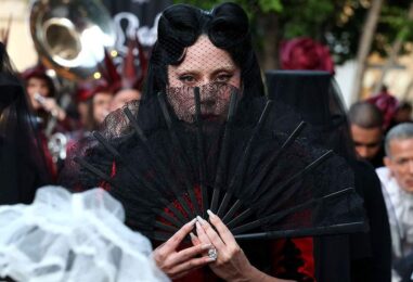Lady Gaga surprend la projection de Mayhem Requiem avec un cortège funèbre