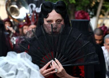 Lady Gaga surprend la projection de Mayhem Requiem avec un cortège funèbre
