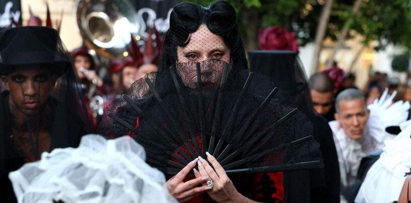 Lady Gaga surprend la projection de Mayhem Requiem avec un cortège funèbre