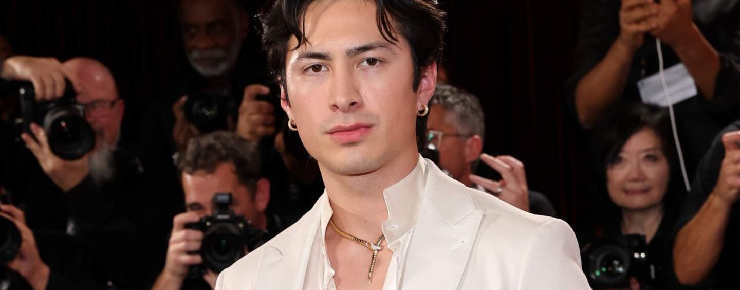 Hudson Williams rend les bijoux sexy dans une nouvelle séance photo virale
