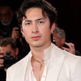 Hudson Williams rend les bijoux sexy dans une nouvelle séance photo virale