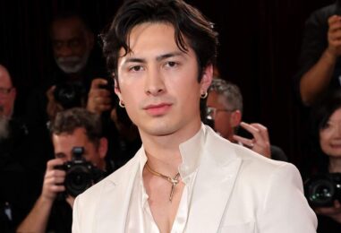 Hudson Williams rend les bijoux sexy dans une nouvelle séance photo virale