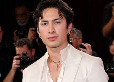 Hudson Williams rend les bijoux sexy dans une nouvelle séance photo virale