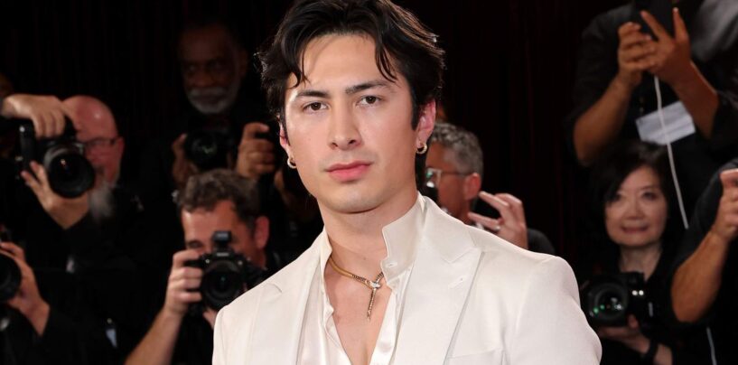 Hudson Williams rend les bijoux sexy dans une nouvelle séance photo virale