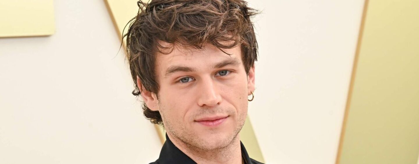 Brandon Flynn porte un Speedo serré dans des photos virales de vacances