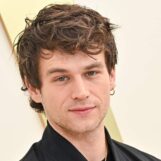 Brandon Flynn porte un Speedo serré dans des photos virales de vacances