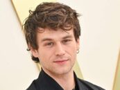 Brandon Flynn porte un Speedo serré dans des photos virales de vacances