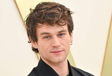 Brandon Flynn porte un Speedo serré dans des photos virales de vacances