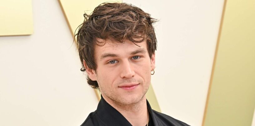 Brandon Flynn porte un Speedo serré dans des photos virales de vacances