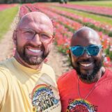 Rencontrez les Gardening Gays, un couple qui sème les graines de l'acceptation LGBTQ+