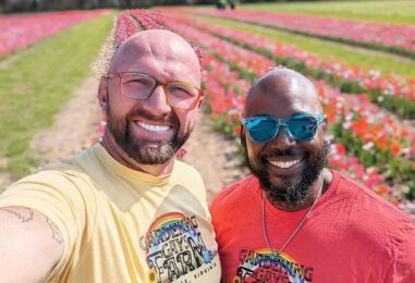 Rencontrez les Gardening Gays, un couple qui sème les graines de l'acceptation LGBTQ+