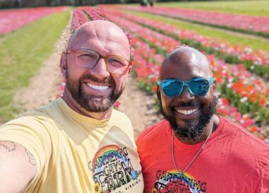 Rencontrez les Gardening Gays, un couple qui sème les graines de l'acceptation LGBTQ+