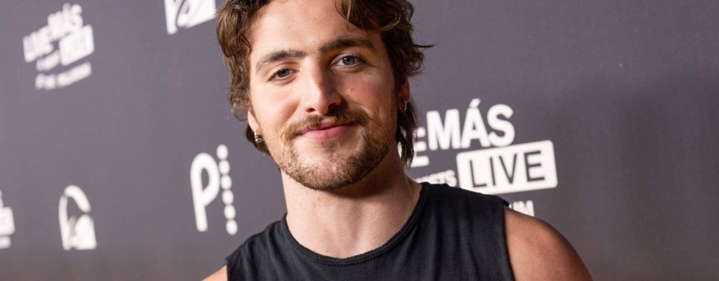 Benson Boone montre ses abdos durs dans un nouveau selfie torse nu