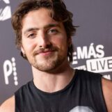 Benson Boone montre ses abdos durs dans un nouveau selfie torse nu
