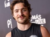 Benson Boone montre ses abdos durs dans un nouveau selfie torse nu
