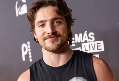 Benson Boone montre ses abdos durs dans un nouveau selfie torse nu