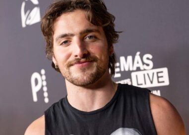 Benson Boone montre ses abdos durs dans un nouveau selfie torse nu