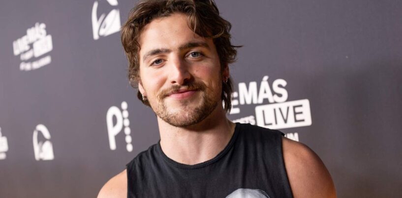 Benson Boone montre ses abdos durs dans un nouveau selfie torse nu