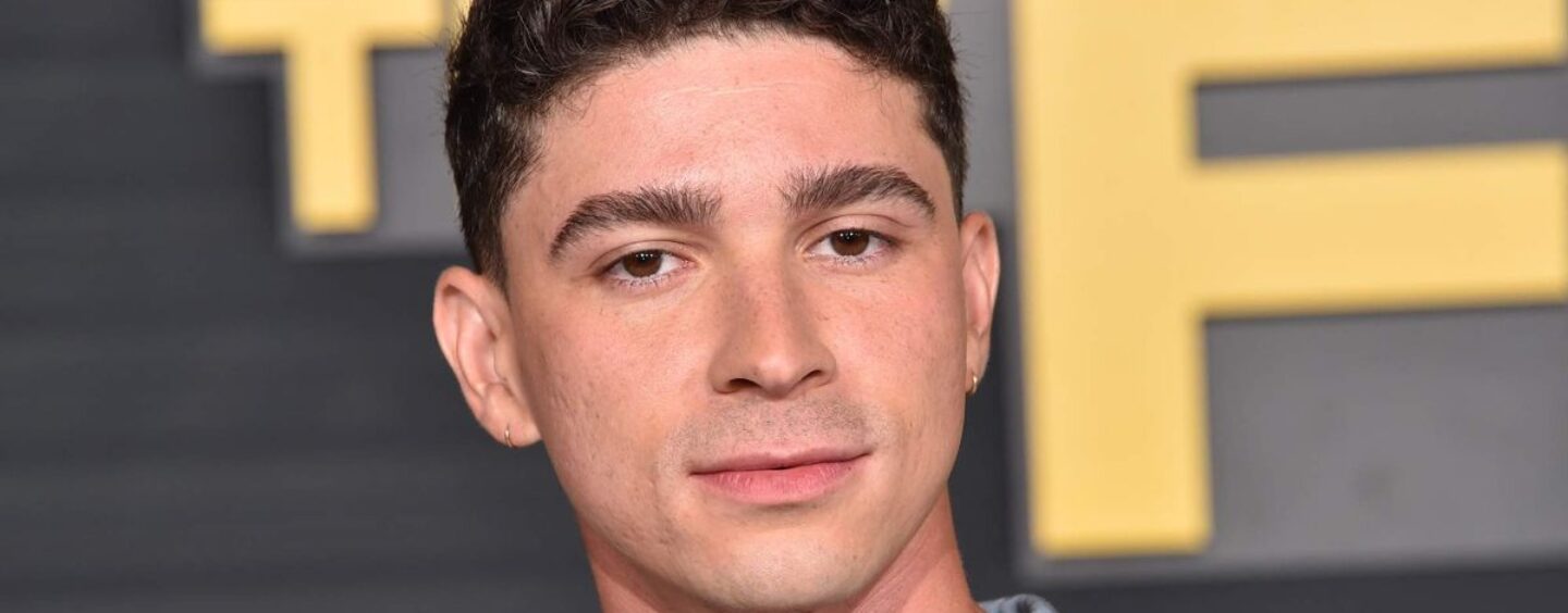Isaac Cole Powell porte une paire de sous-vêtements moulants sur une nouvelle photo au bord de la piscine