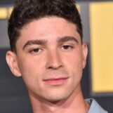 Isaac Cole Powell porte une paire de sous-vêtements moulants sur une nouvelle photo au bord de la piscine