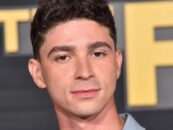 Isaac Cole Powell porte une paire de sous-vêtements moulants sur une nouvelle photo au bord de la piscine