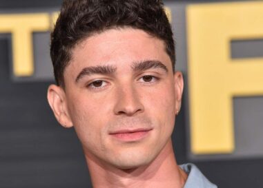 Isaac Cole Powell porte une paire de sous-vêtements moulants sur une nouvelle photo au bord de la piscine