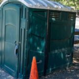 Le gouverneur de Caroline du Sud signe une loi sur les toilettes qui pourrait forcer les étudiants trans à utiliser des toilettes portables