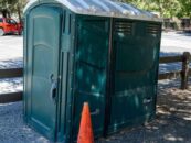 Le gouverneur de Caroline du Sud signe une loi sur les toilettes qui pourrait forcer les étudiants trans à utiliser des toilettes portables